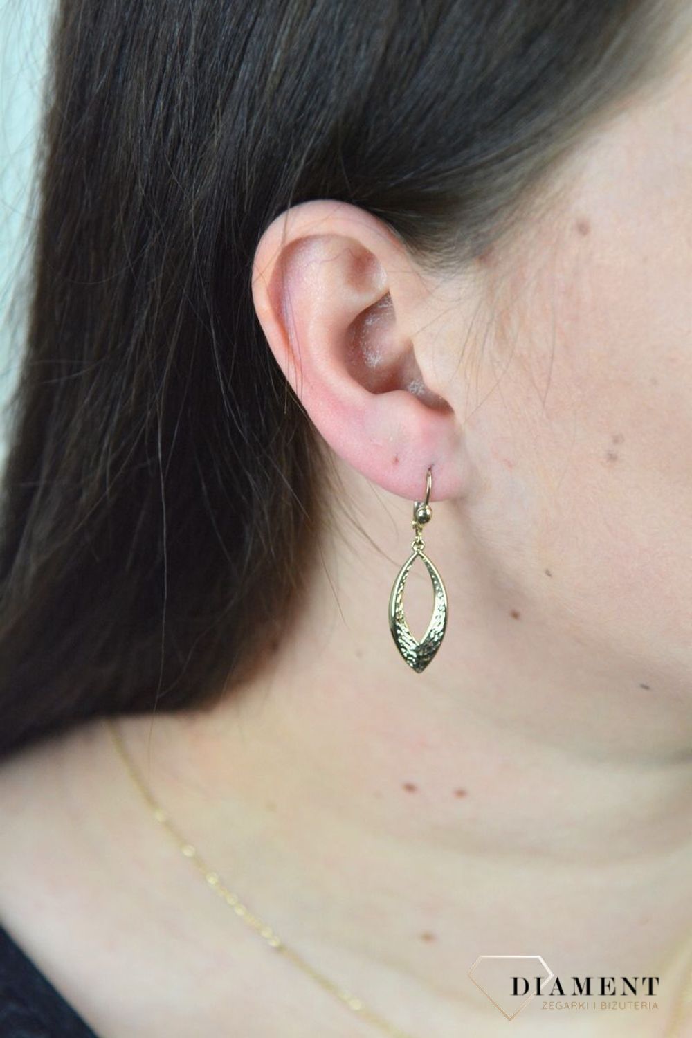 Złote kolczyki z owalnymi grawerowanymi zawieszkami KL 8155.jpg